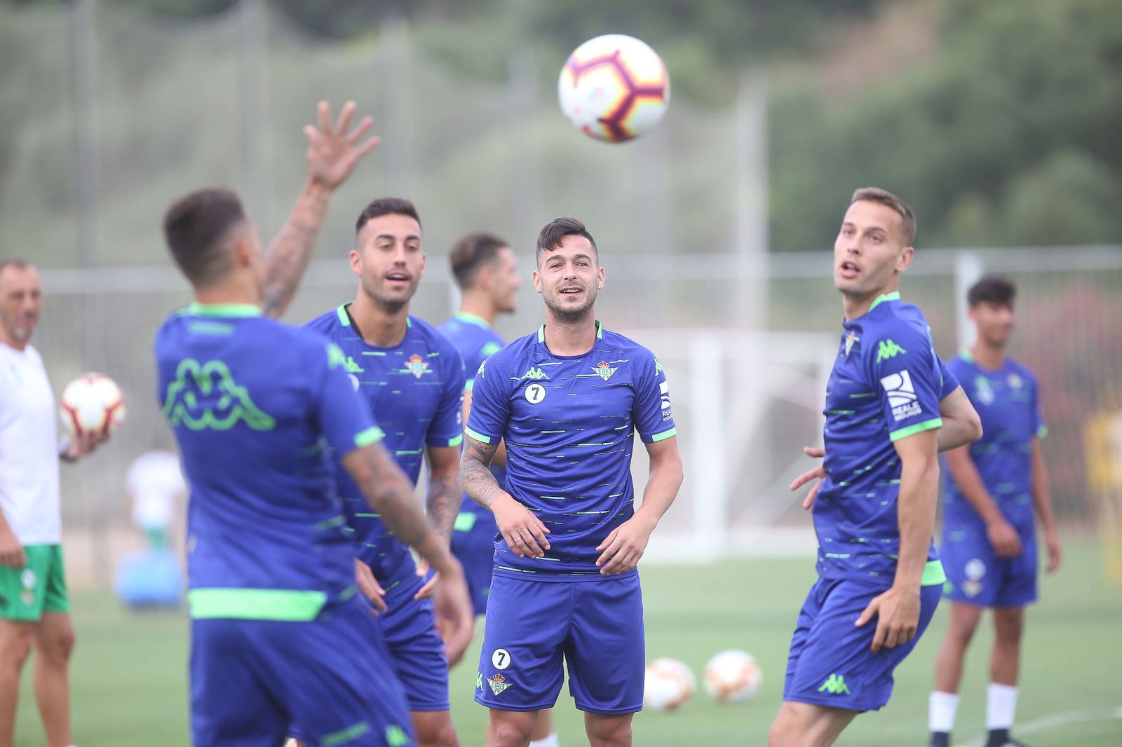 Camarasa, junto a Sergio León y Canales en un entrenamiento de pretemporada.