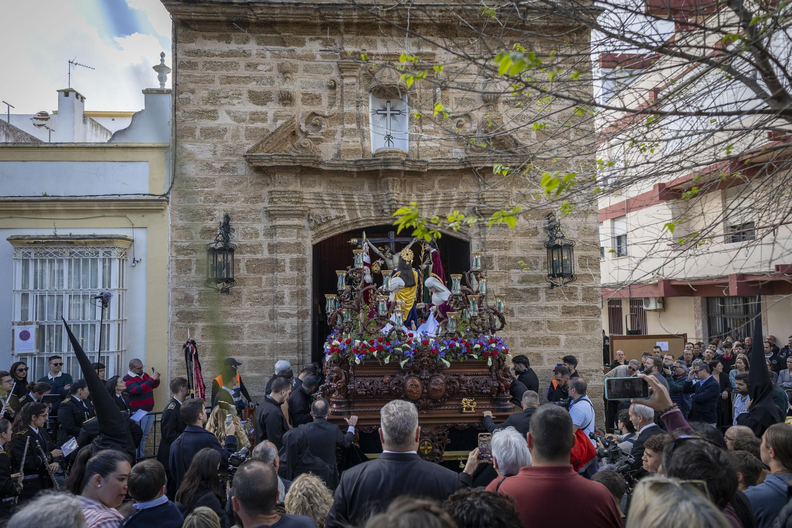 En imágenes, Vera Cruz también adelanta su salida y recorta su recorrido en el Miércoles Santo de la Semana Santa 2025 de San Fernando