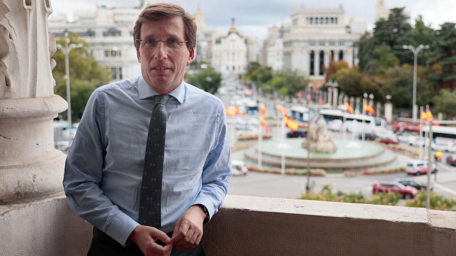 El alcalde de Madrid, con la Cibeles al fondo.