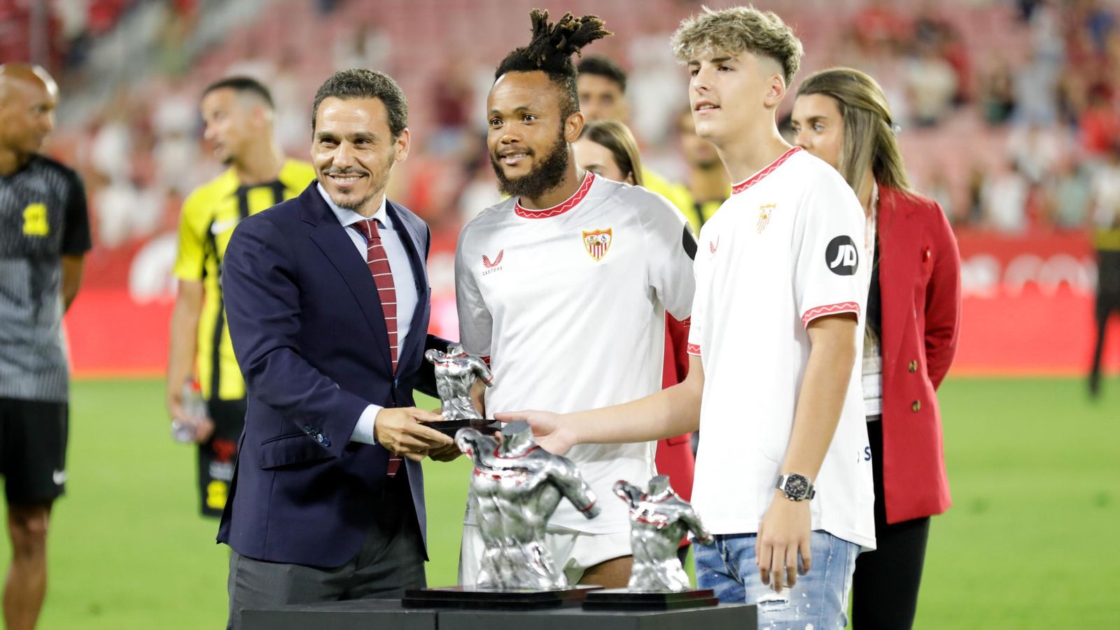 Del Nico Carrasco entrega a Ejuke el trofeo al mejor jugador del trofeo Antonio Puerta.