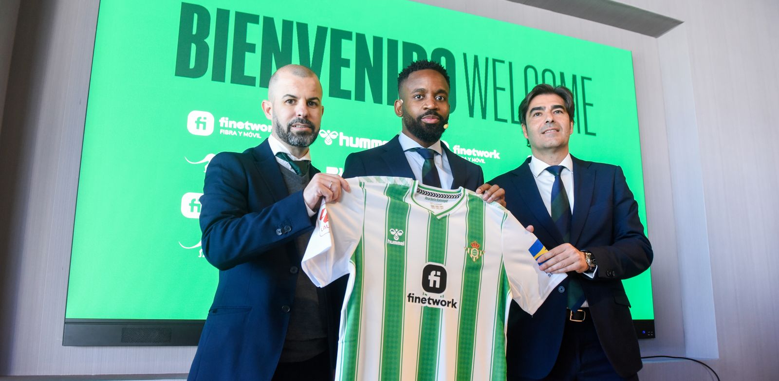 La presentación de Cédric Bakambu, en imágenes