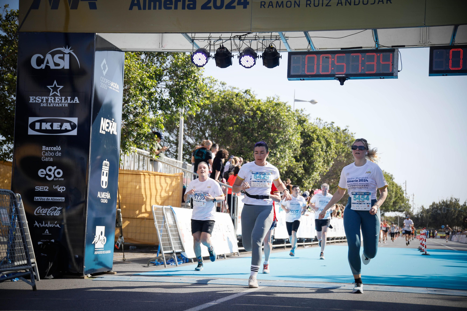Imágenes de la llegada de la Media maratón Ciudad de Almería