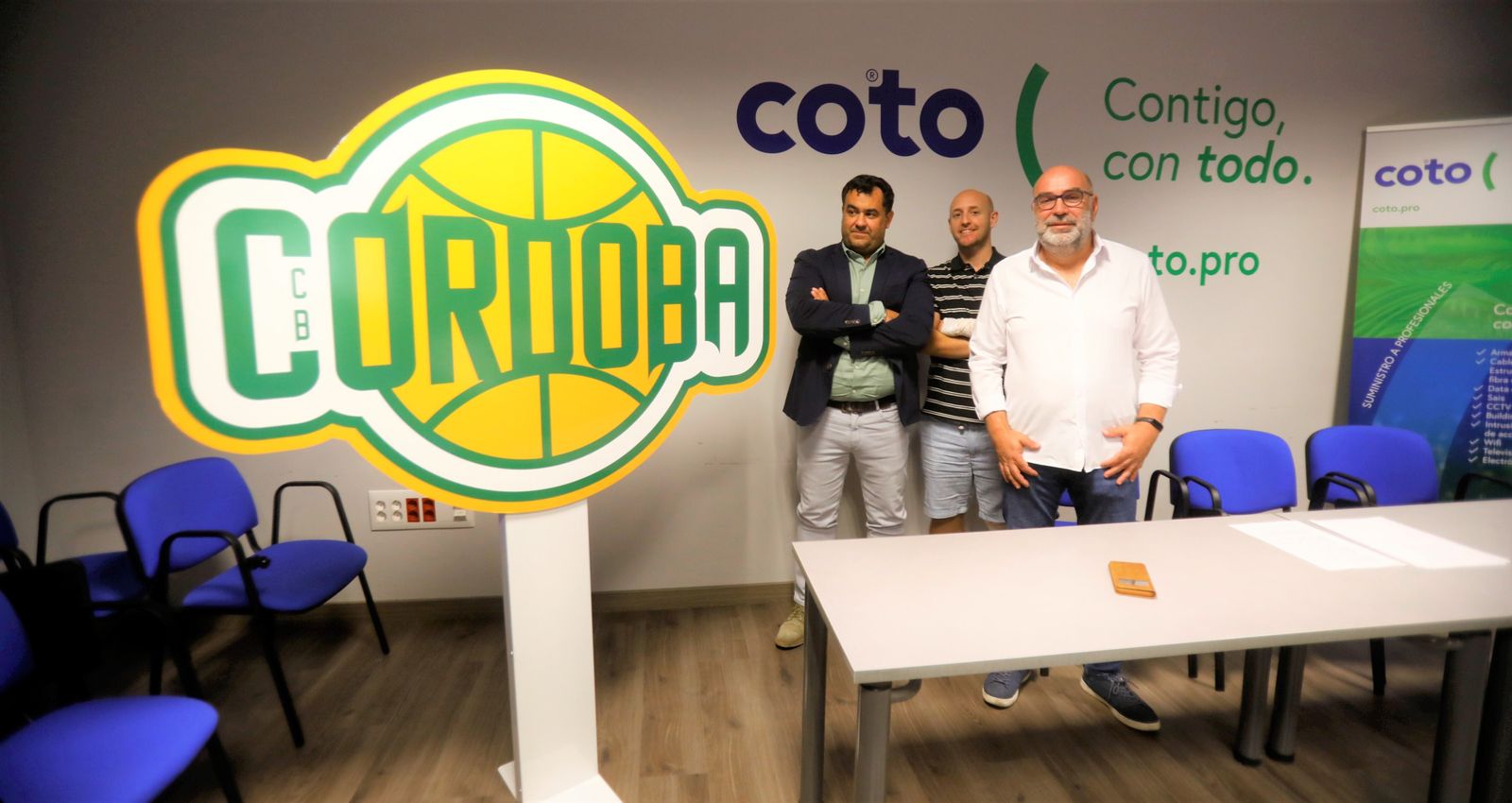 Imagen de la presentación del escudo que lucirá el Córdoba CB.