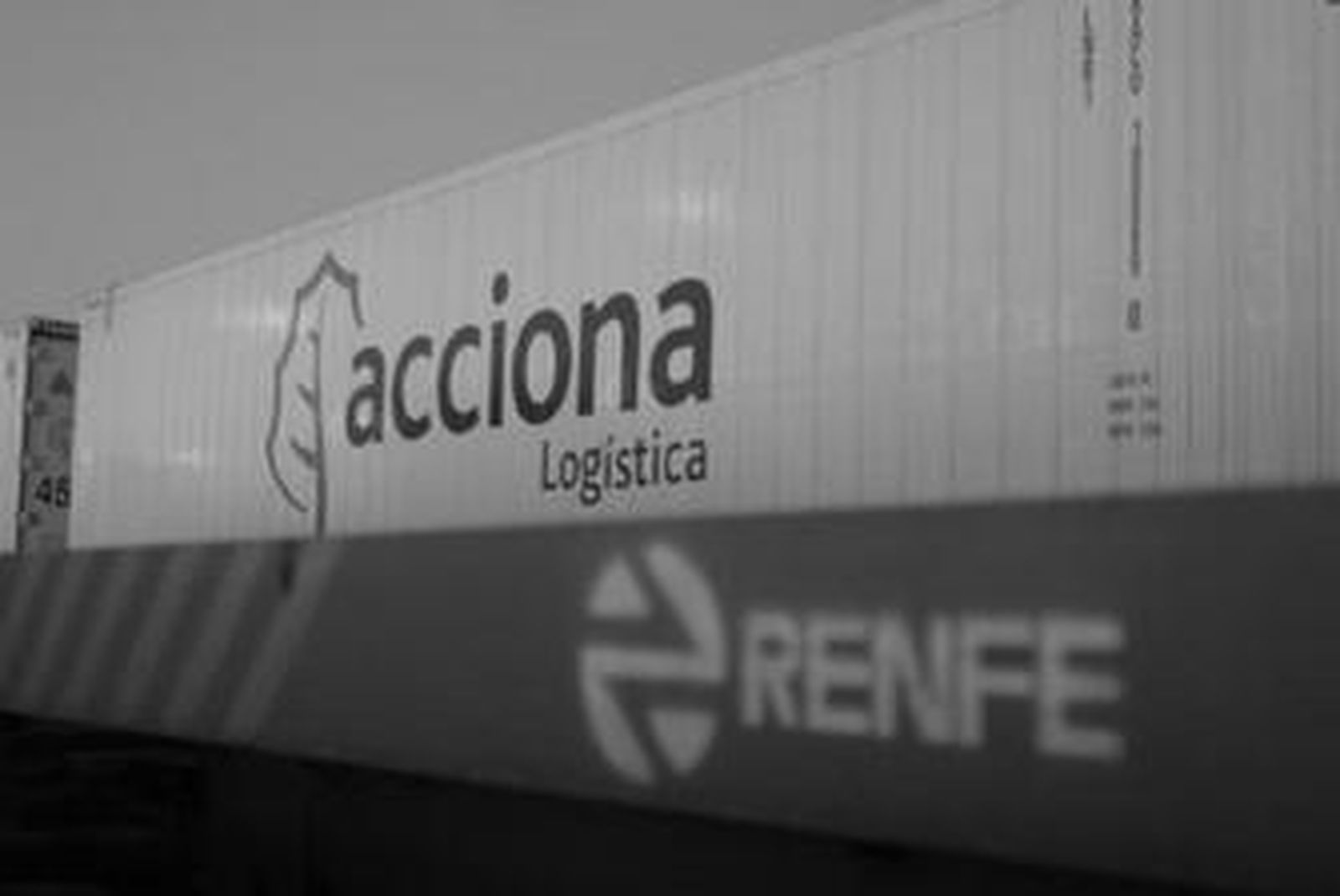 Un contenedor de Acciona Logística viaja sobre un tren de Renfe que sale desde las instalaciones del puerto de Algeciras.