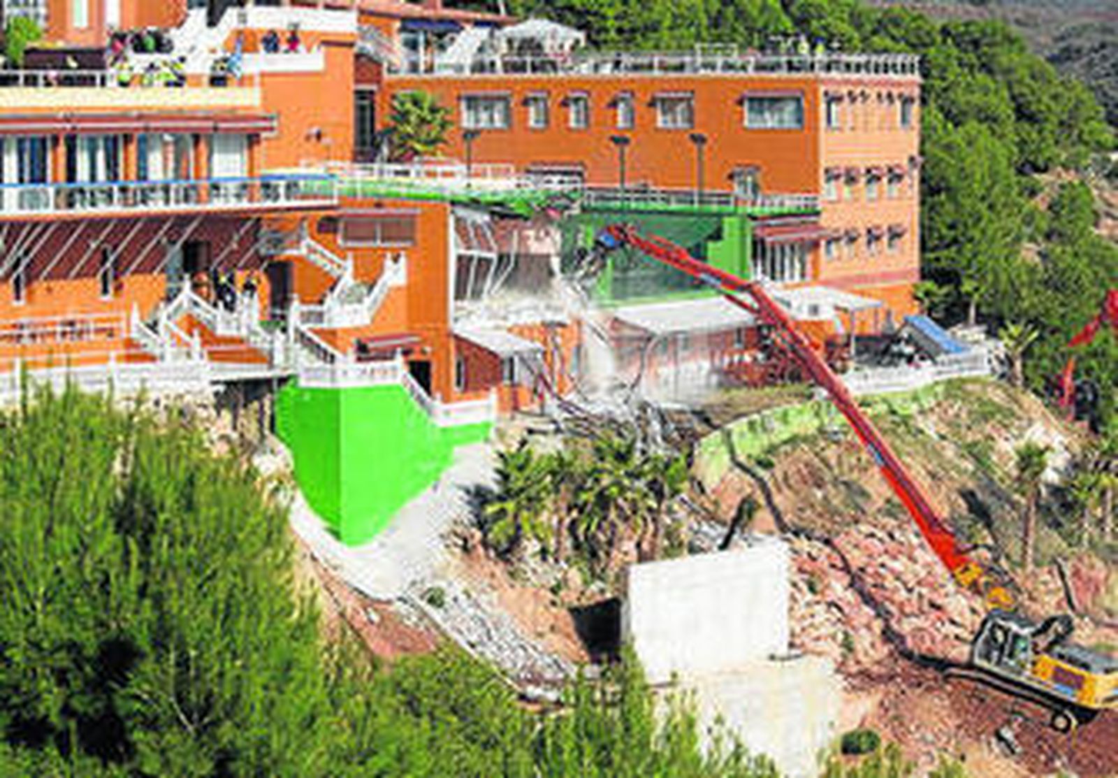 Trabajos de demolición de la obra ilegal de Pinares.