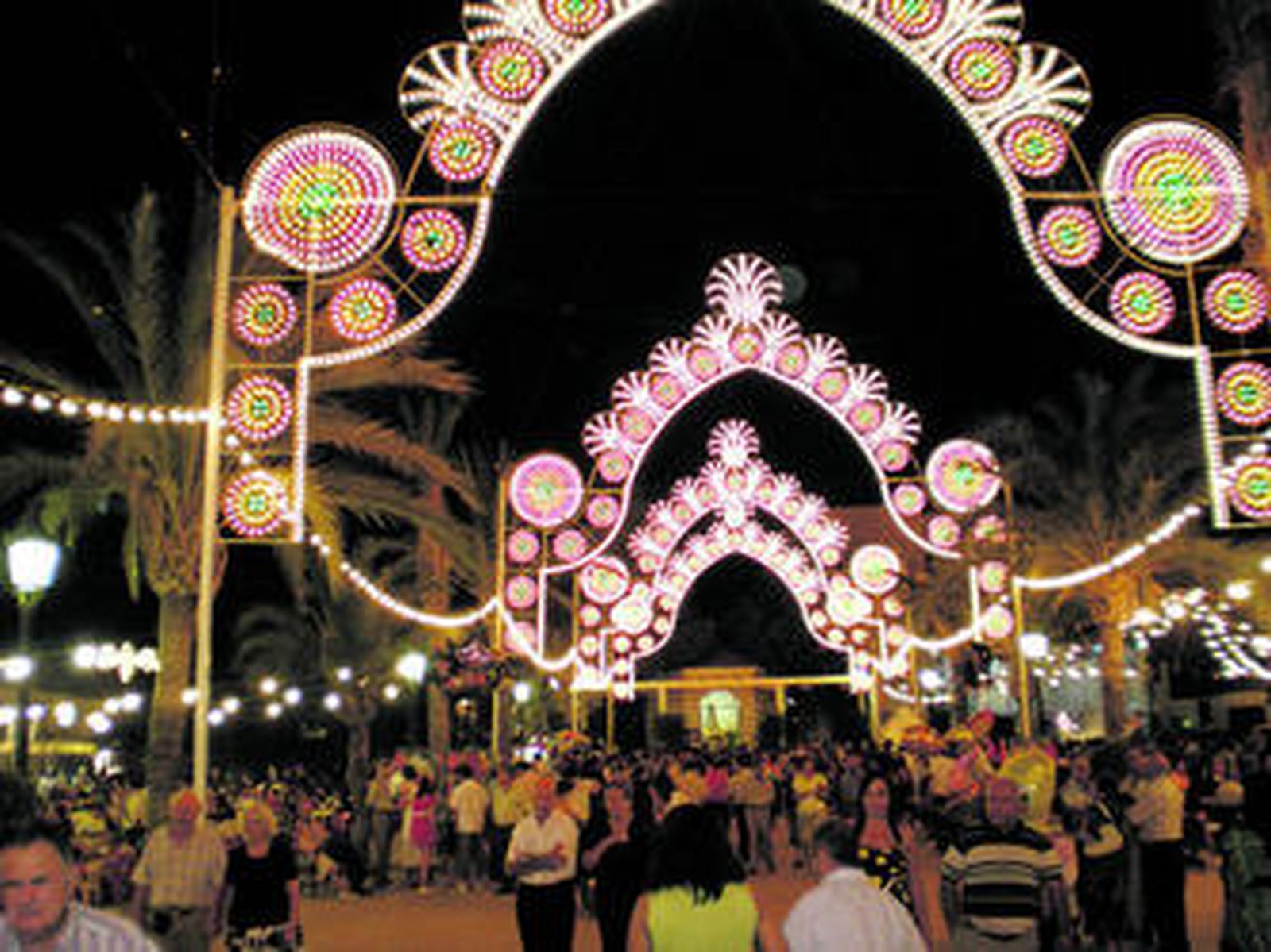 El Real de la feria es el lugar de concentración de las noches de las fiestas.