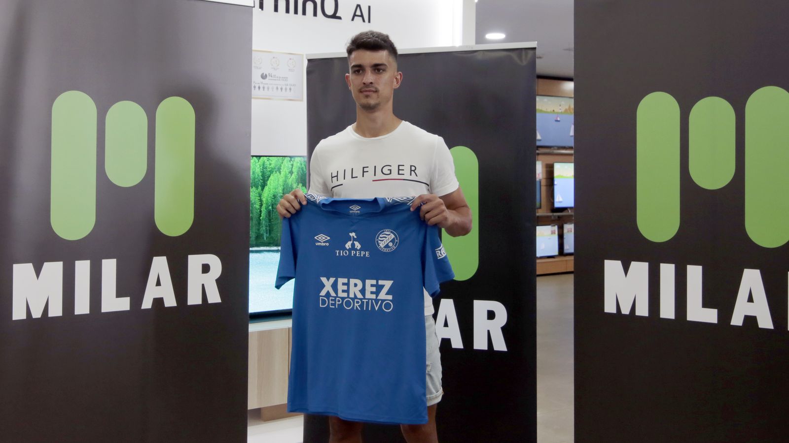 Jesús Ocaña posa con la camiseta del Xerez DFC.