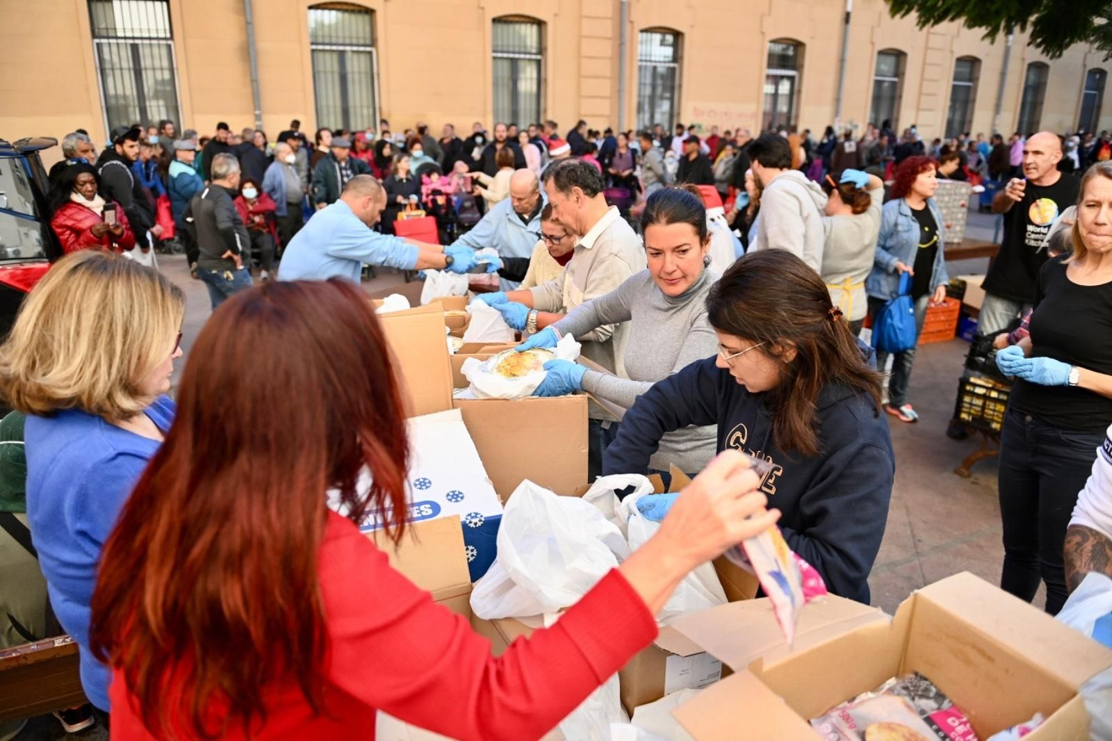 Voluntarios preparando los menús de Nochebuena para repartirlos.