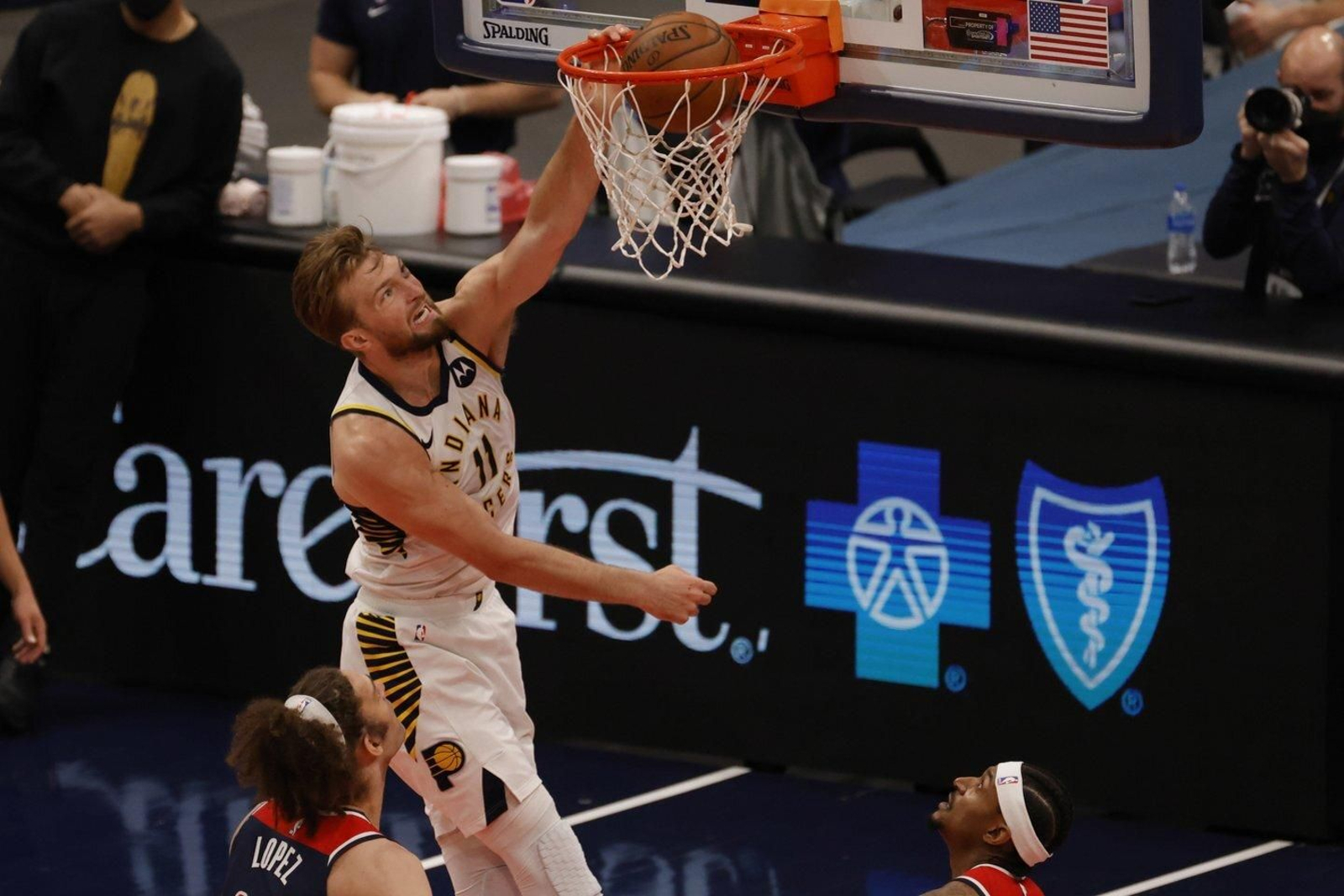 Domas Sabonis realiza un mate.