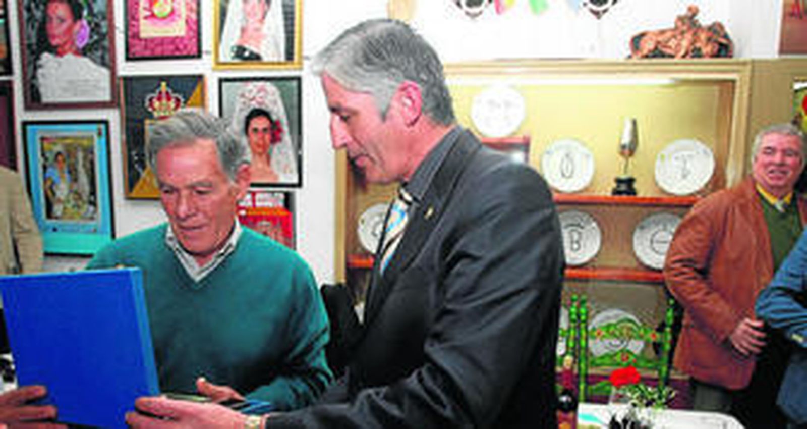 Paco Ruiz Miguel (i) recibe una placa en reconocimiento a su brillante trayectoria.