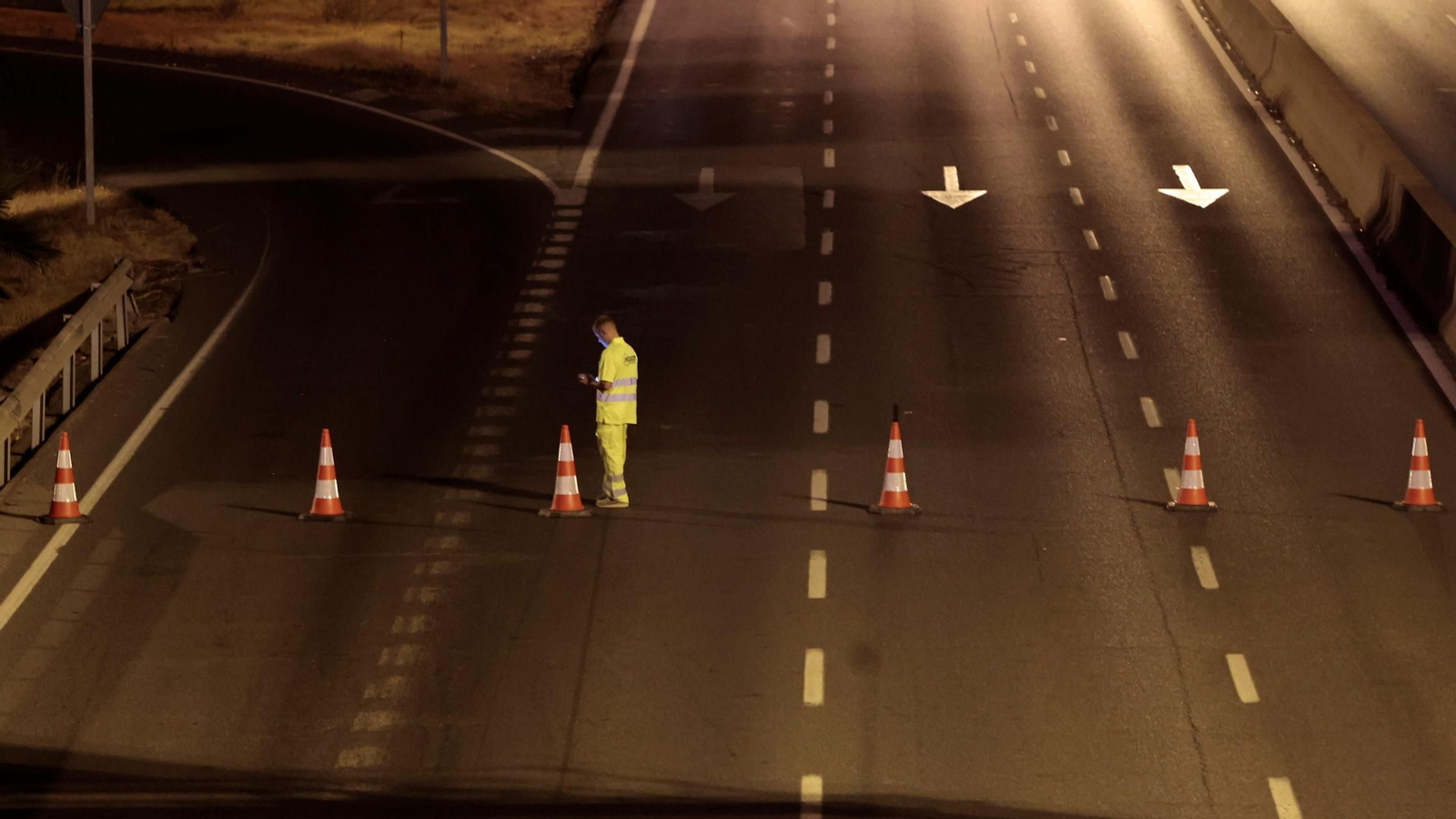 Un operario coloca unos conos en la SE-30, en una imagen de archivo.