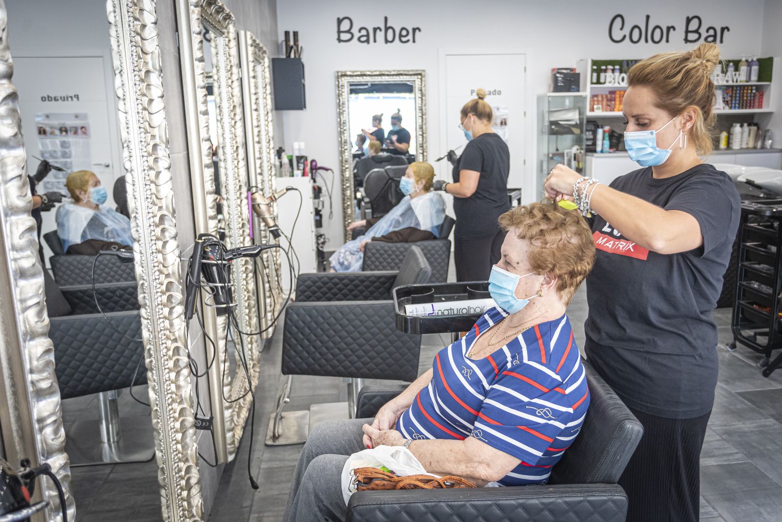 Jessica Alcalá, en su peluquería ubicada en la calle Cooperativa de Cádiz