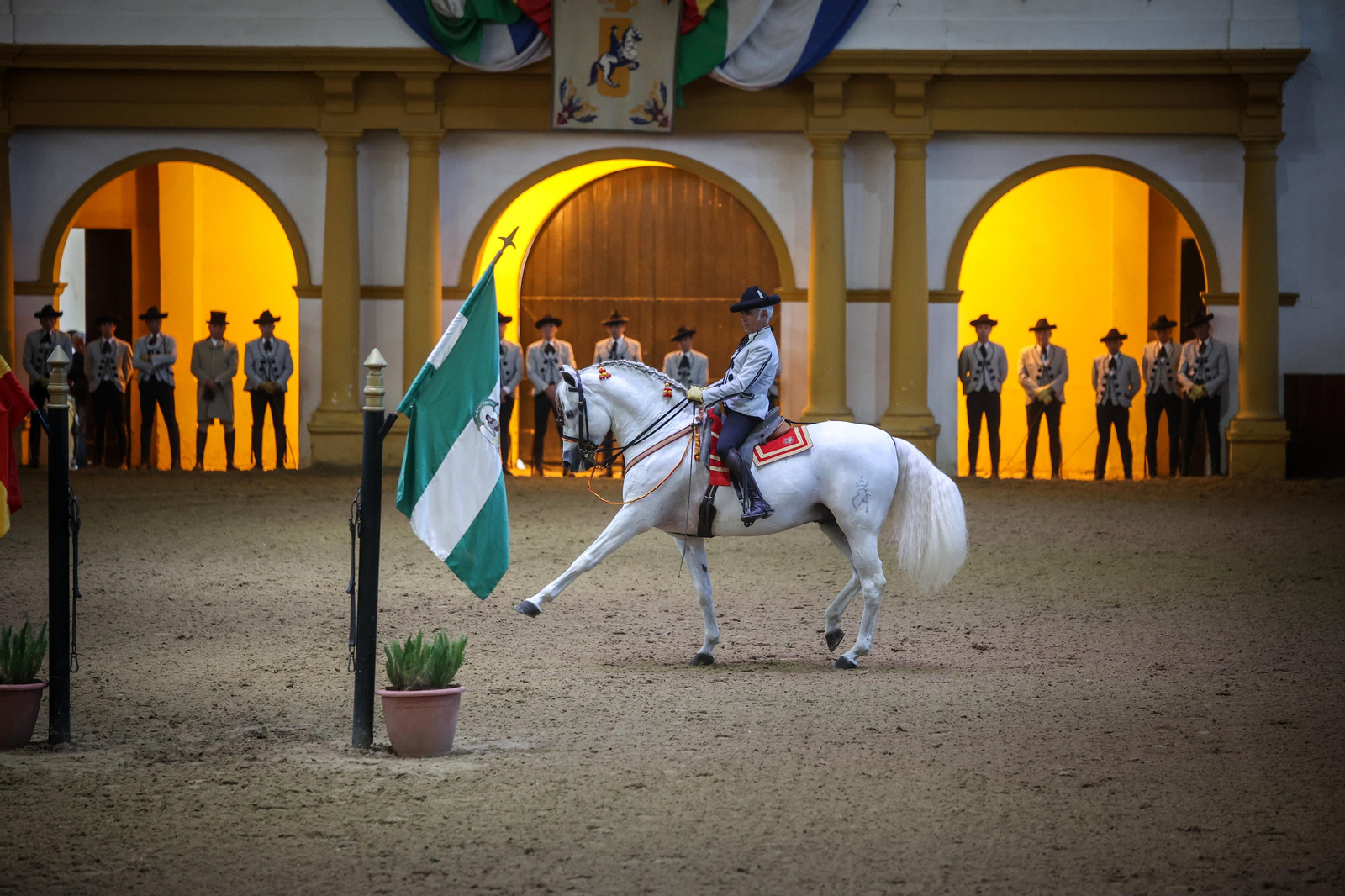 Emotiva despedida del jinete Manolo Ruíz en la Real Escuela