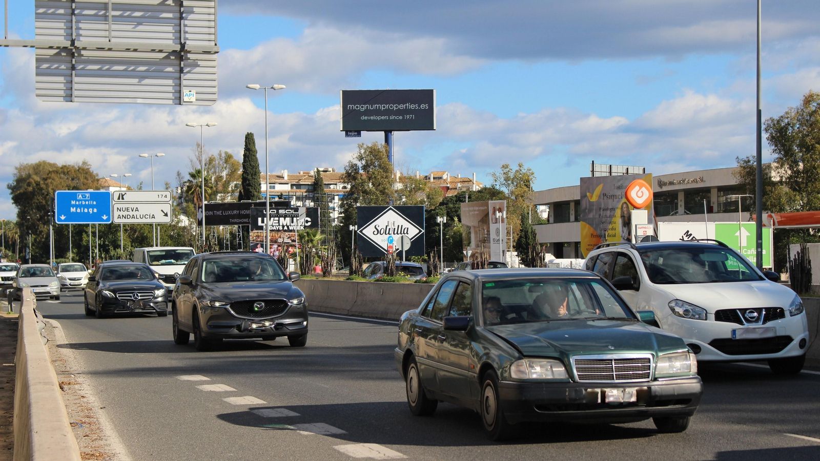 Varios vehículos atascados en la Autovía del Mediterráneo A-7. Varios vehículos atascados en la Autovía del Mediterráneo A-7.