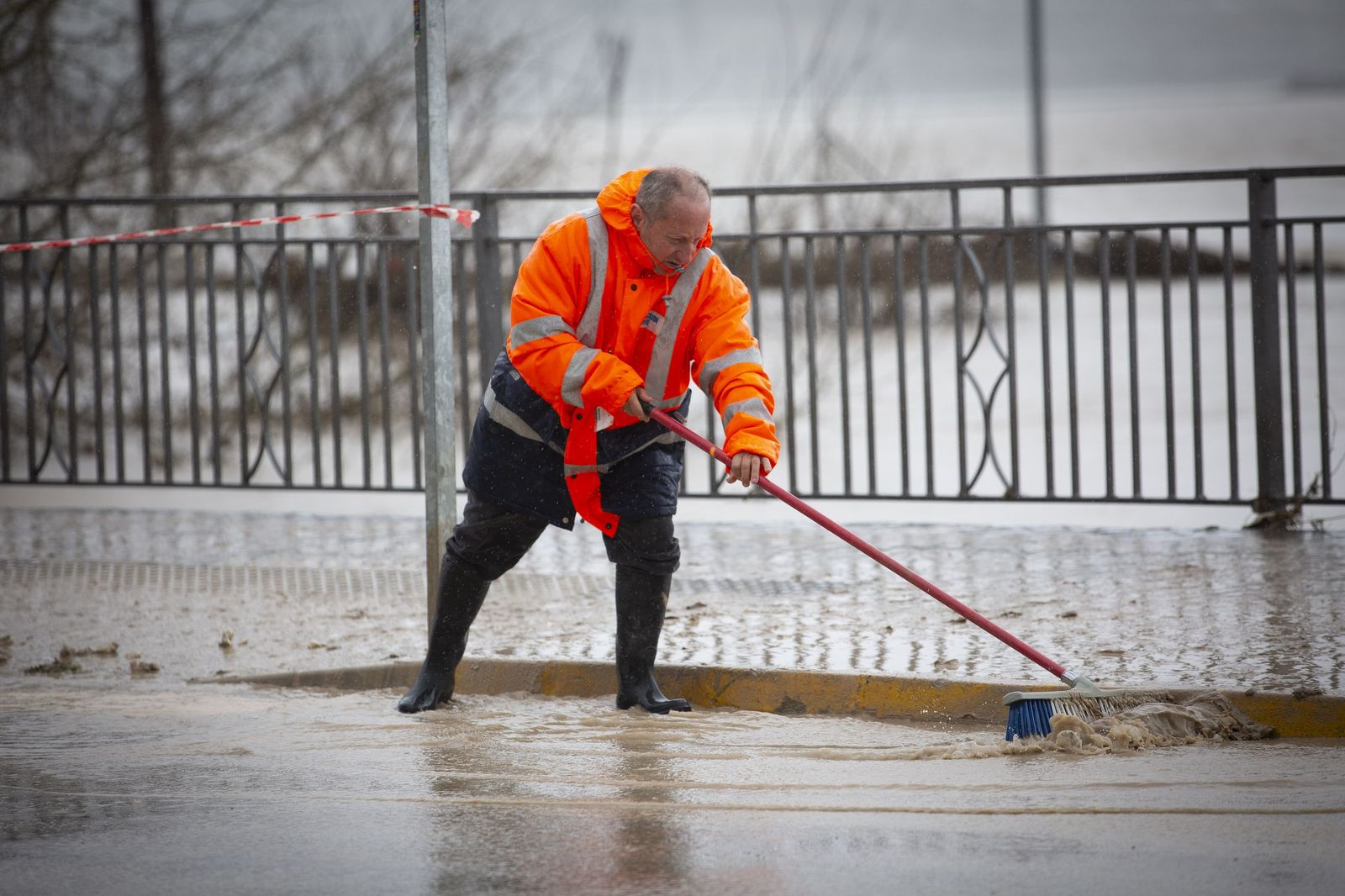 Un operario trabaja en las labores de limpieza de Huétor Tájar tras el temporal