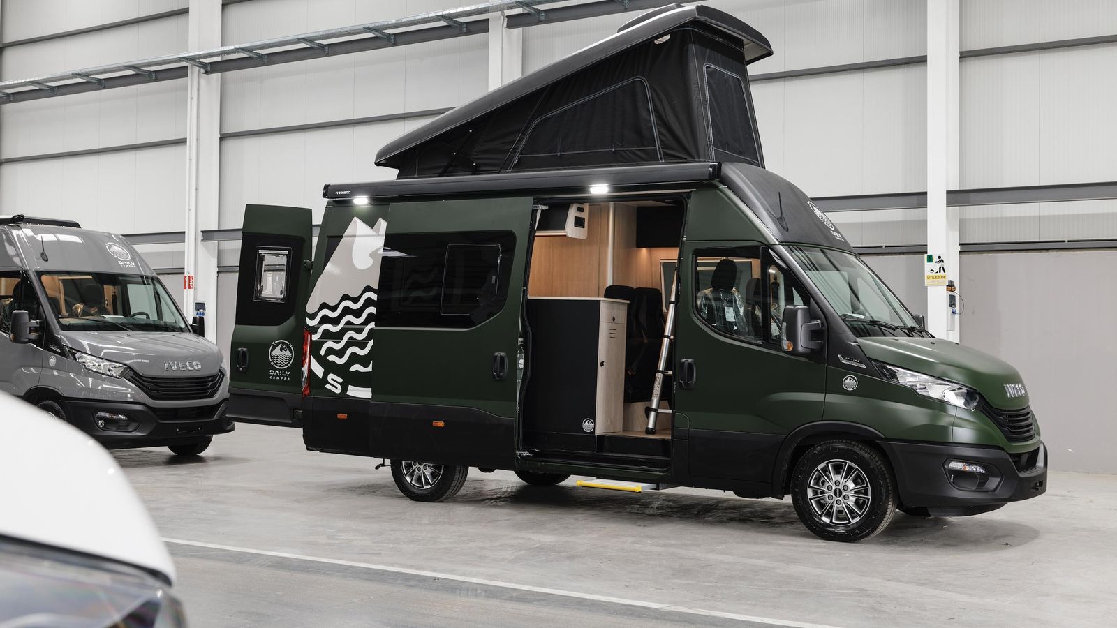 La carrocería está disponible en tres colores: blanco y gris metalizados o un verde mate. El primero está dirigido, sobre todo, a los rent-à-car.