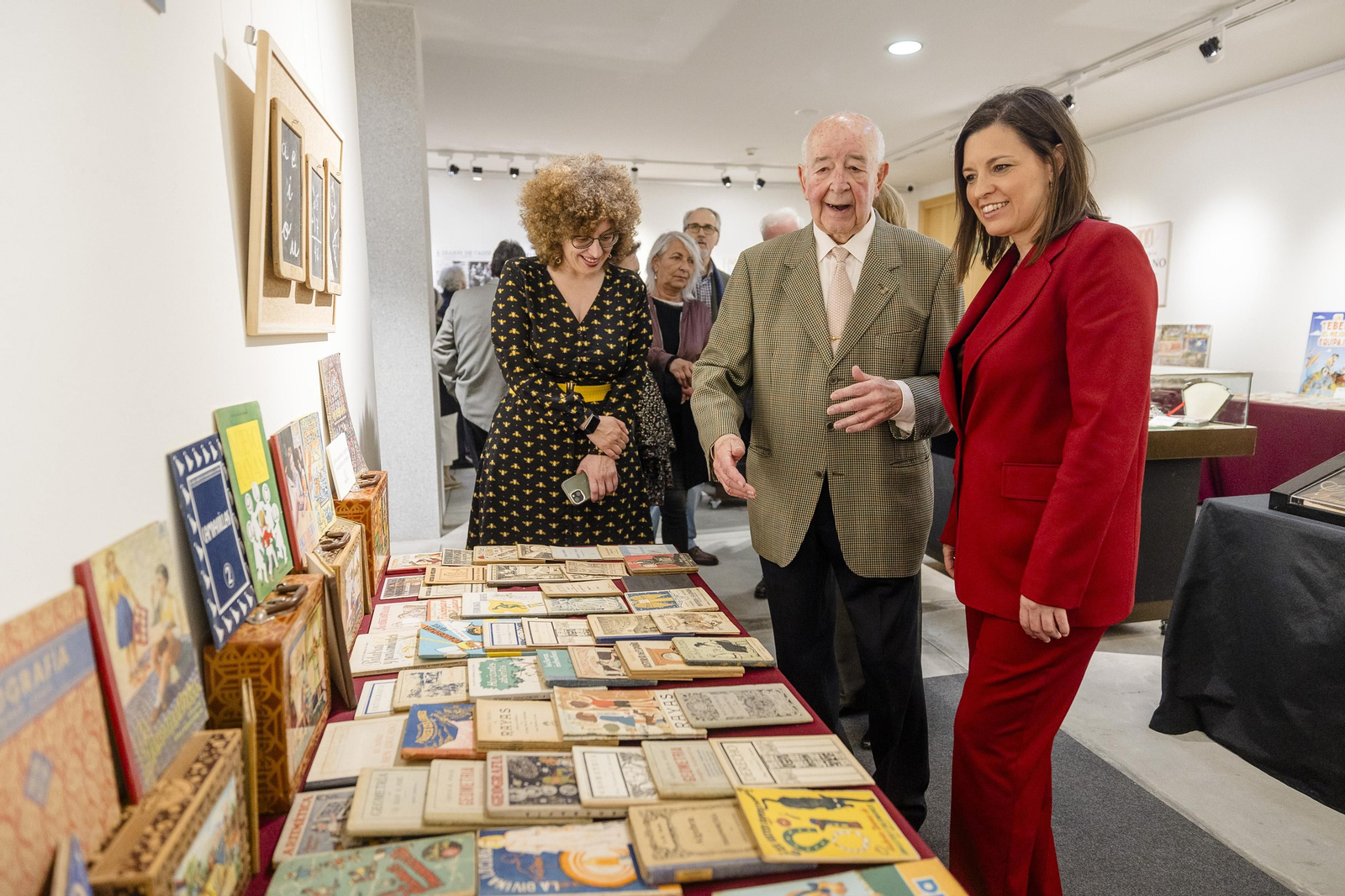 Las imágenes de la inauguración de la exposición por el centenario de la librería Bozano en San Fernando.