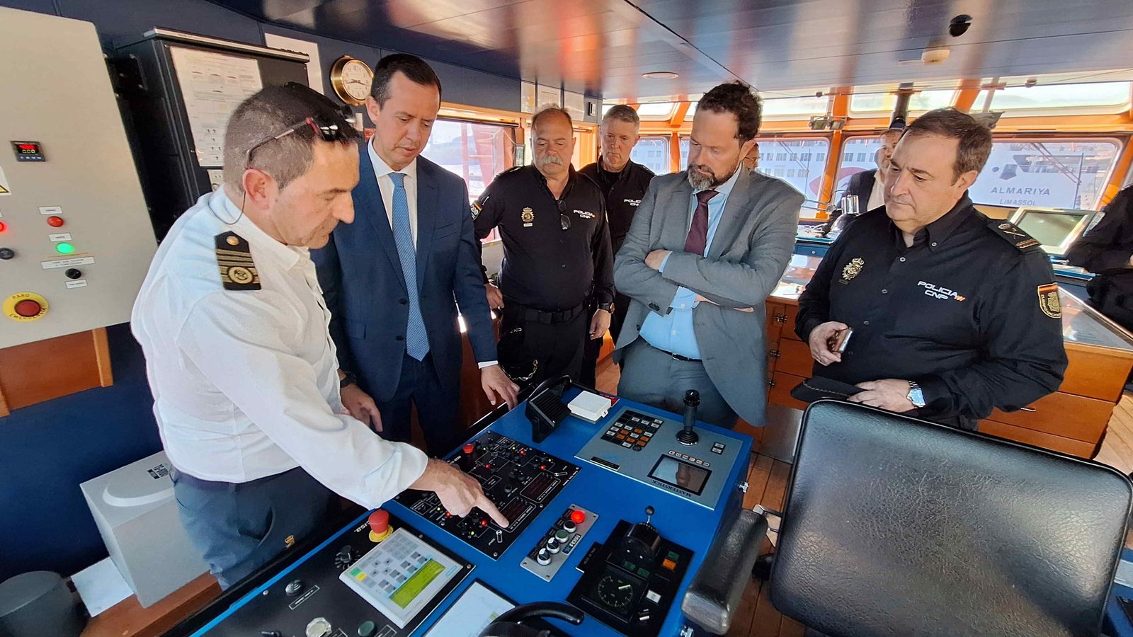 Los mandos policiales conocen la planta 12 de Salvamento Marítimo: vigilancia 24 horas los 365 días del año