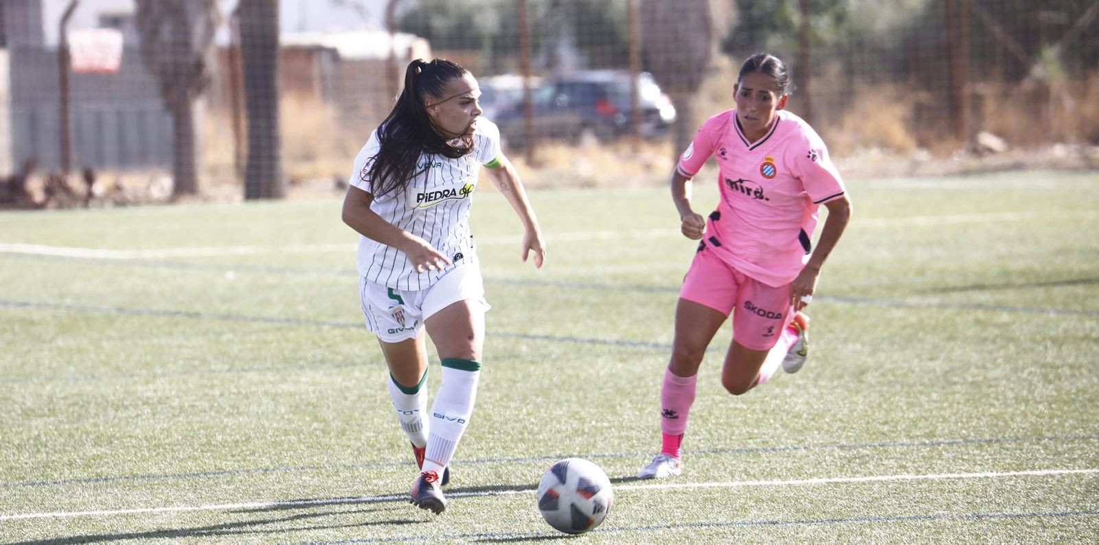 Yanire Ruiz es presionada por una rival.