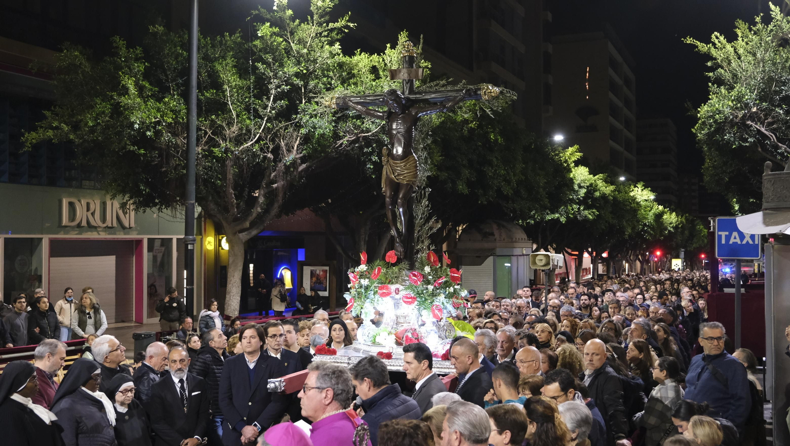 Procesión del Vía Crucis-Cristo de la Escucha en Almería, en imágenes