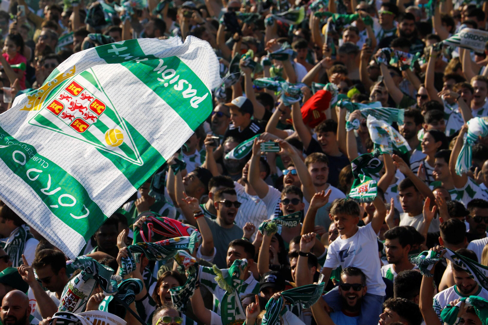Las mejores imágenes del espectacular recibimiento a los jugadores del Córdoba CF antes de la final por el ascenso