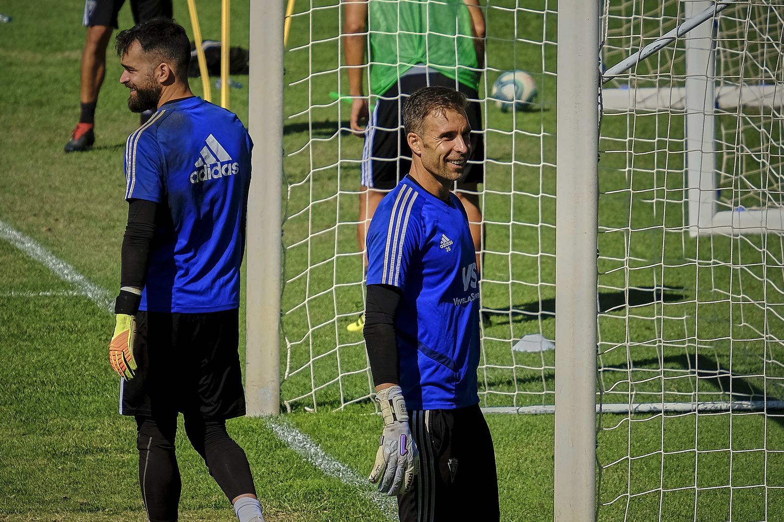 Cifuentes sonríe mientras prepara con su compañero David Gil un ejercicio en un entrenamiento.