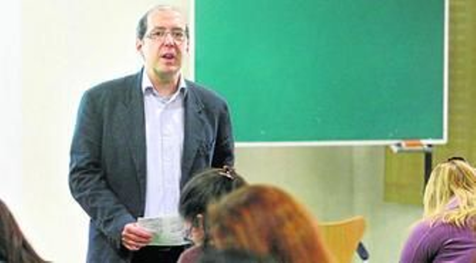 Ángel Pinto impartiendo una de las clases para opositores en un aula del colegio Salesianos.