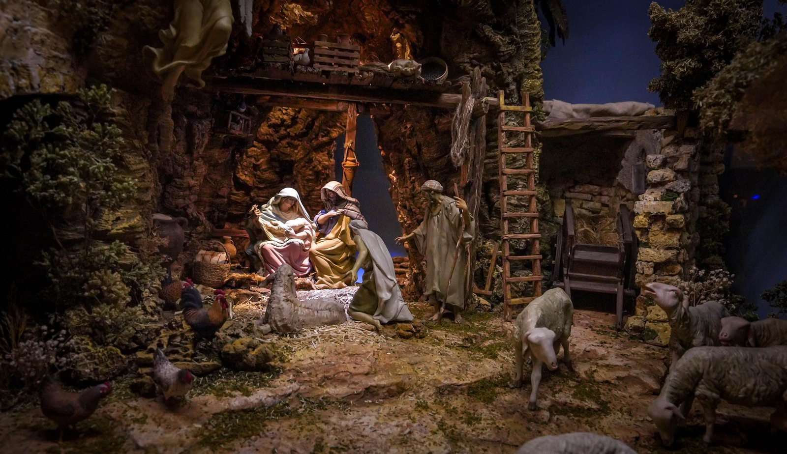 Imágenes de la exposición '50 Navidades montando el Belén' en Jerez
