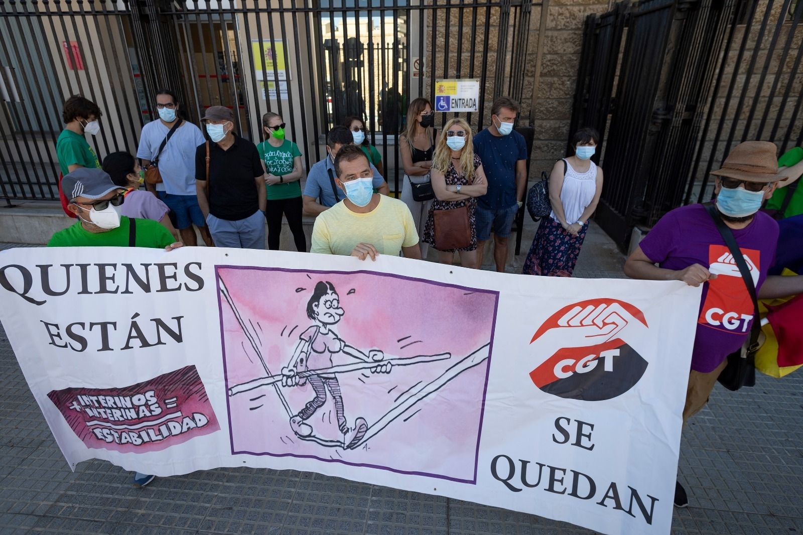 Miembros de la Marea Verde ante la Subdelegación del Gobierno.