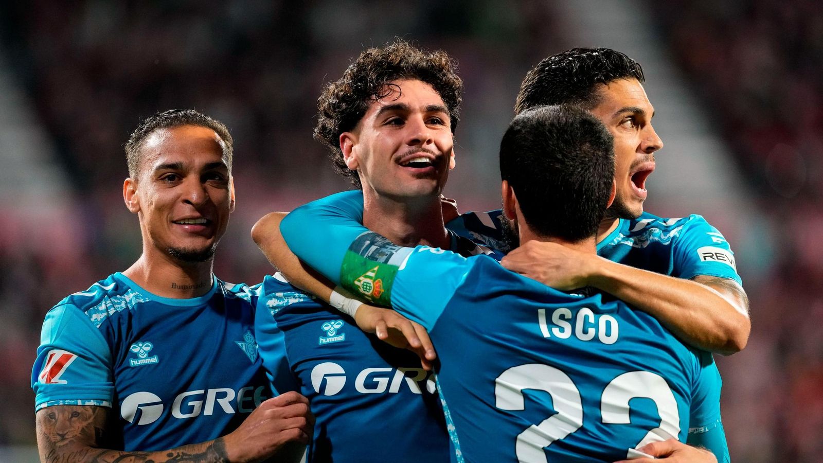 Bartra, Isco y Antony celebran con Johnny Cardoso su gol.