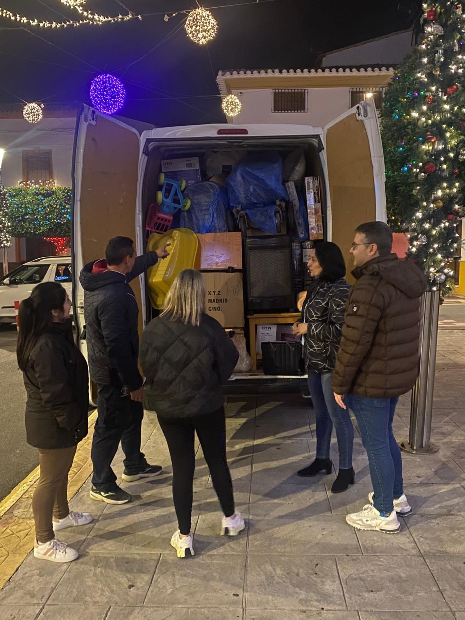 La alcaldesa de Cantoria junto al camión que se envió a Catarroja.