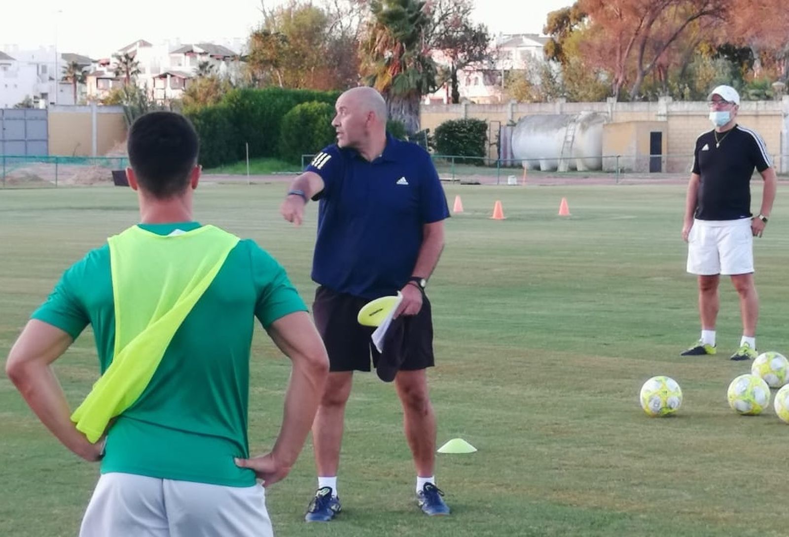 Paco Peña da las primeras instrucciones de la pretemporada.