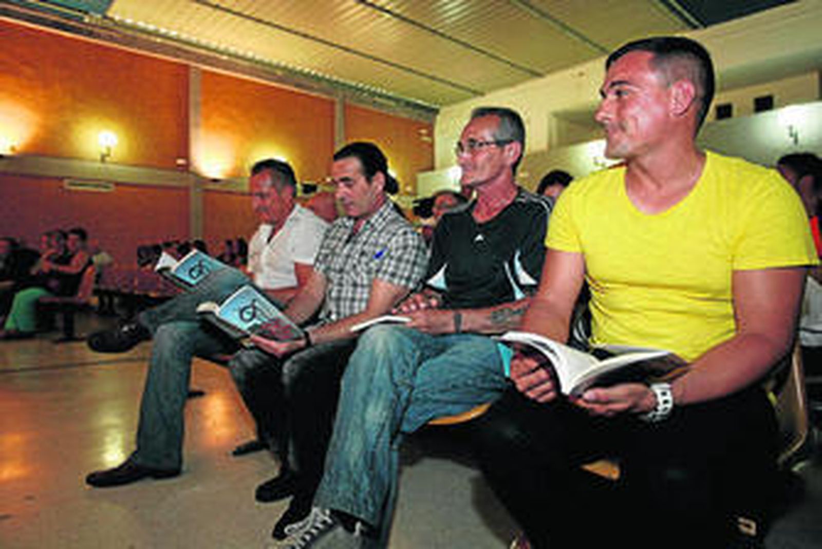 Miguel Ángel de la Cruz, Cantalejo, Grima, profesores y los internos autores de las historias del libro.