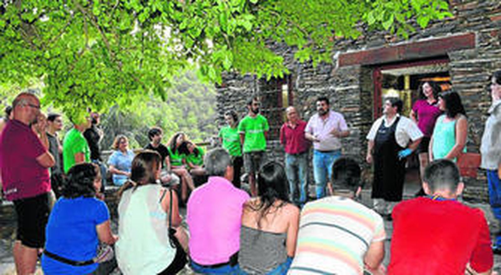 El alcalde Rafael Montes conversa con los jóvenes voluntarios en el refugio El Ubeire.