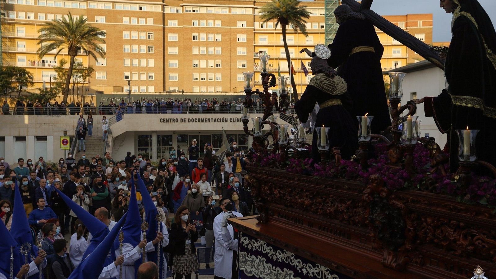 El Cristo de la Misión ante el Hospital Virgen del Rocío.