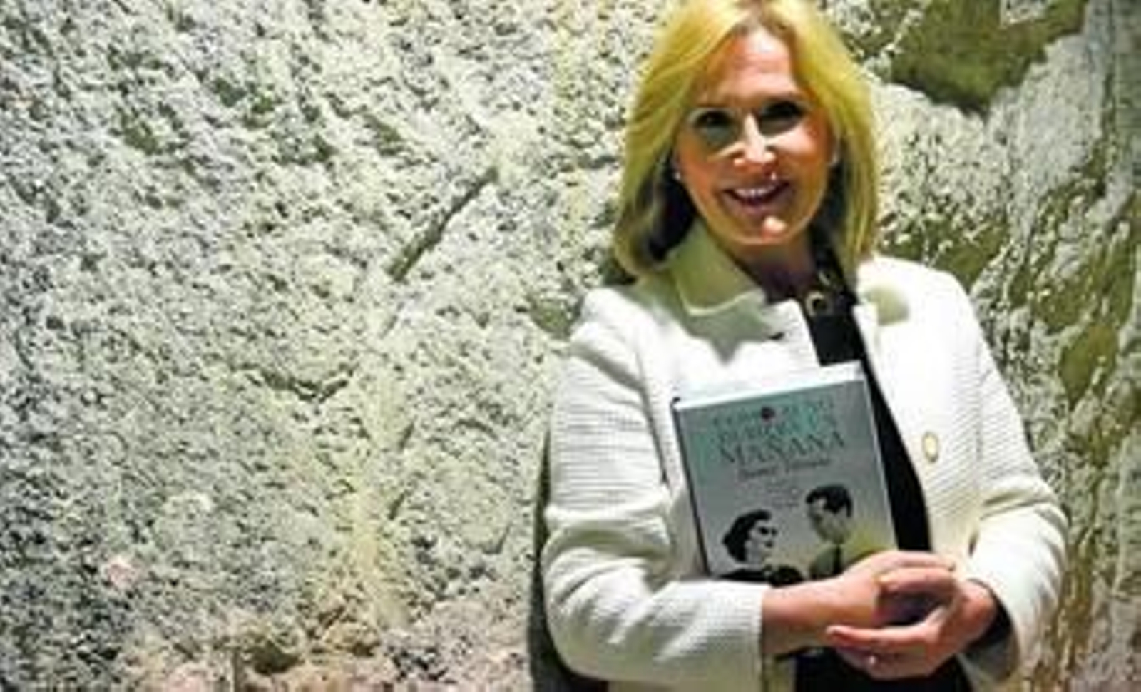 Nieves Herrero presentó ayer su segunda novela en Granada.