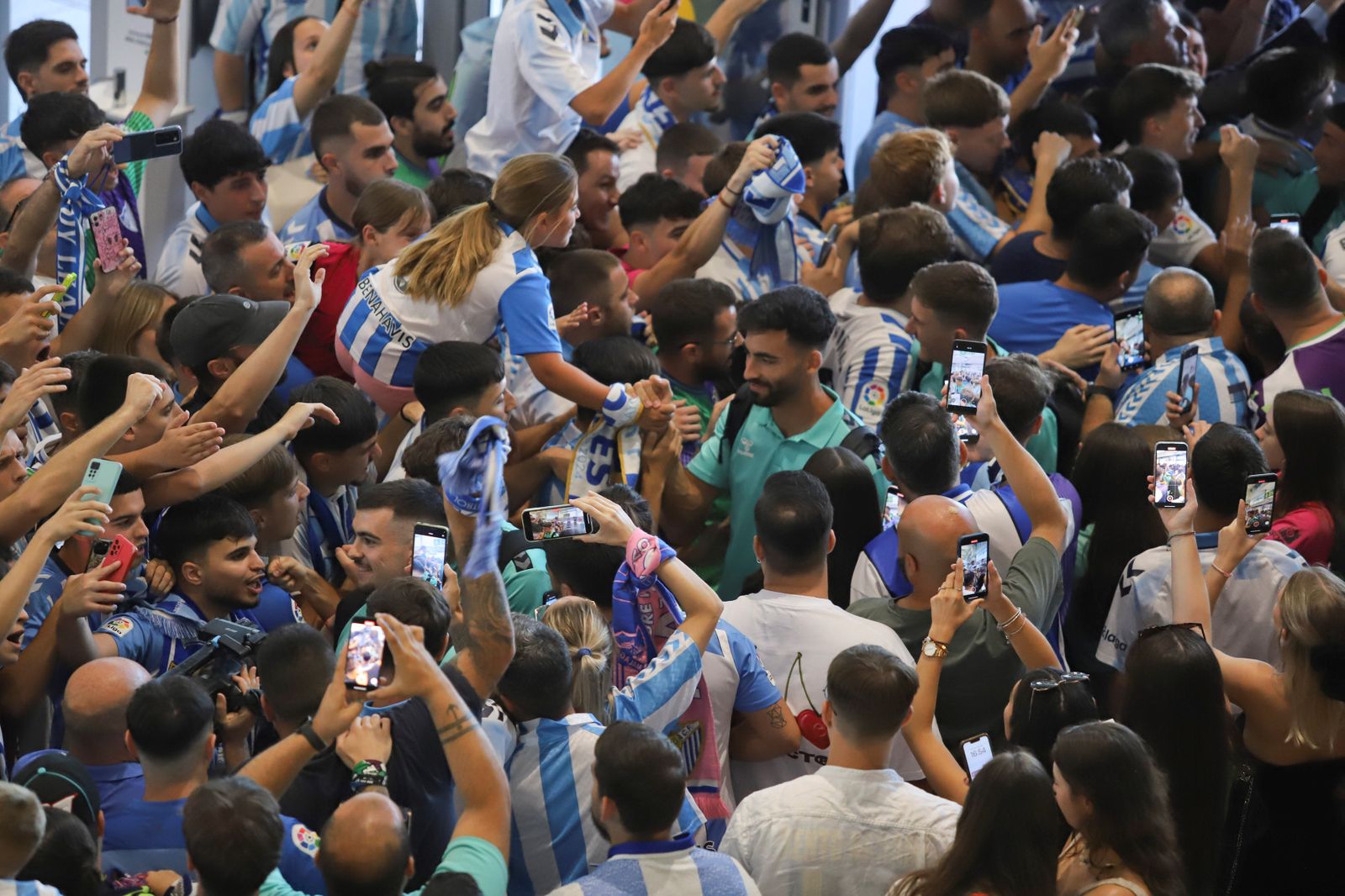 El espectacular preámbulo en el aeropuerto con la afición