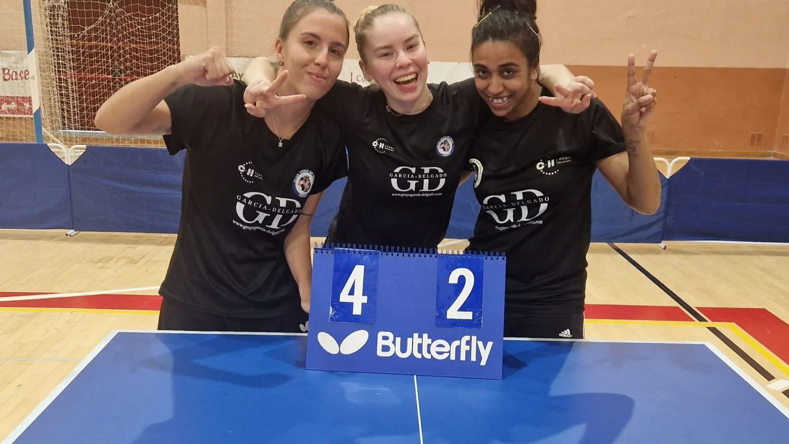 Las jugadoras del CTM Jerez celebran la victoria ante el Helios y el ascenso a Superdivisión.