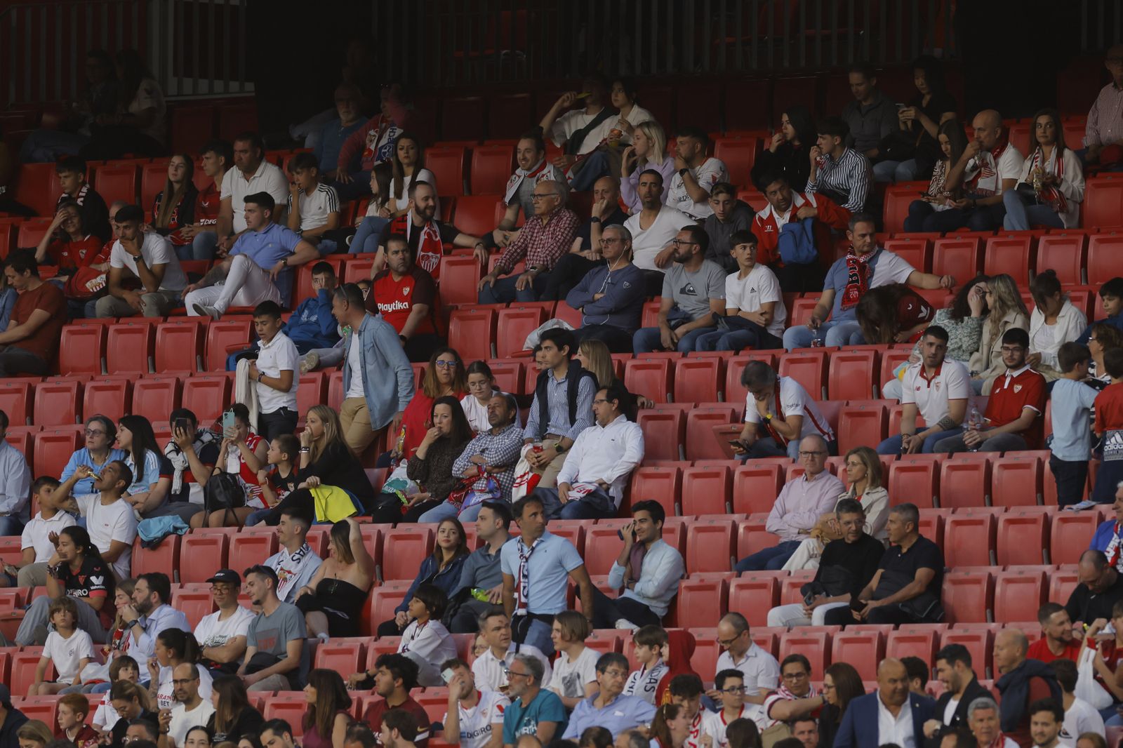 Búscate en las fotos del Sevilla-Celta