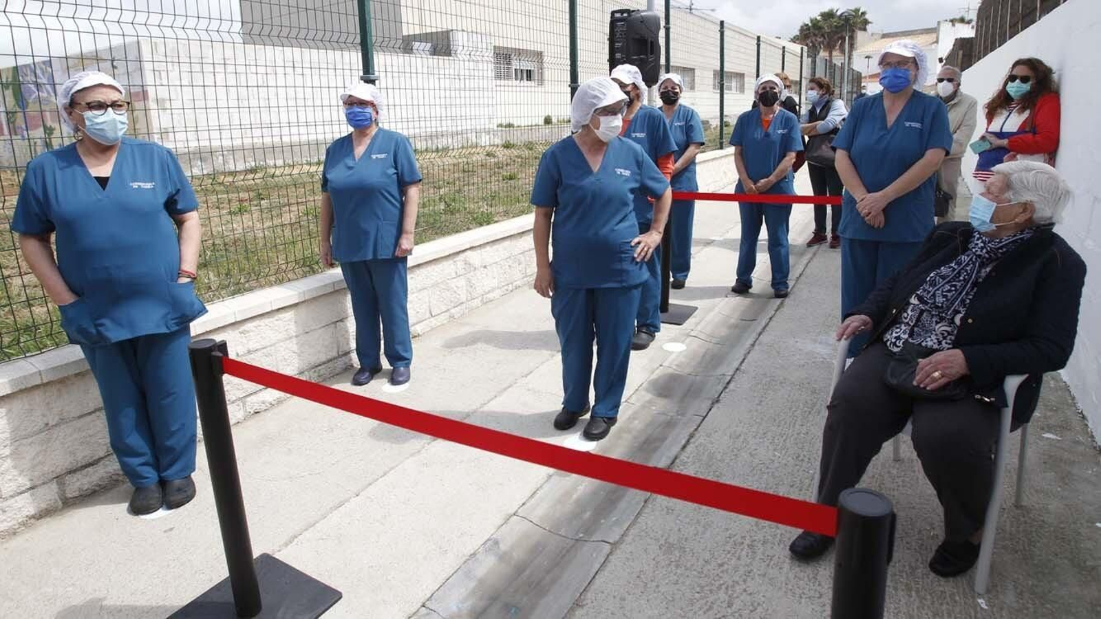 Las fotos de la inauguración de la calle Estibadoras de la Conservera en Tarifa