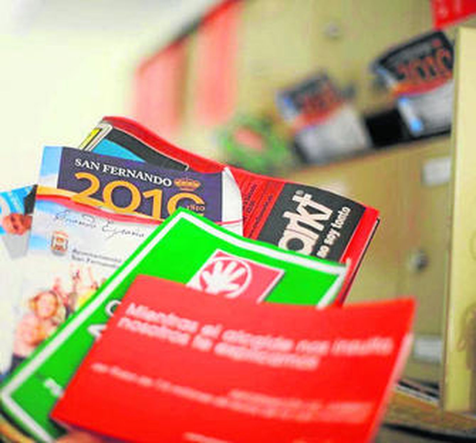 Buzones repletos de propaganda política e institucional.