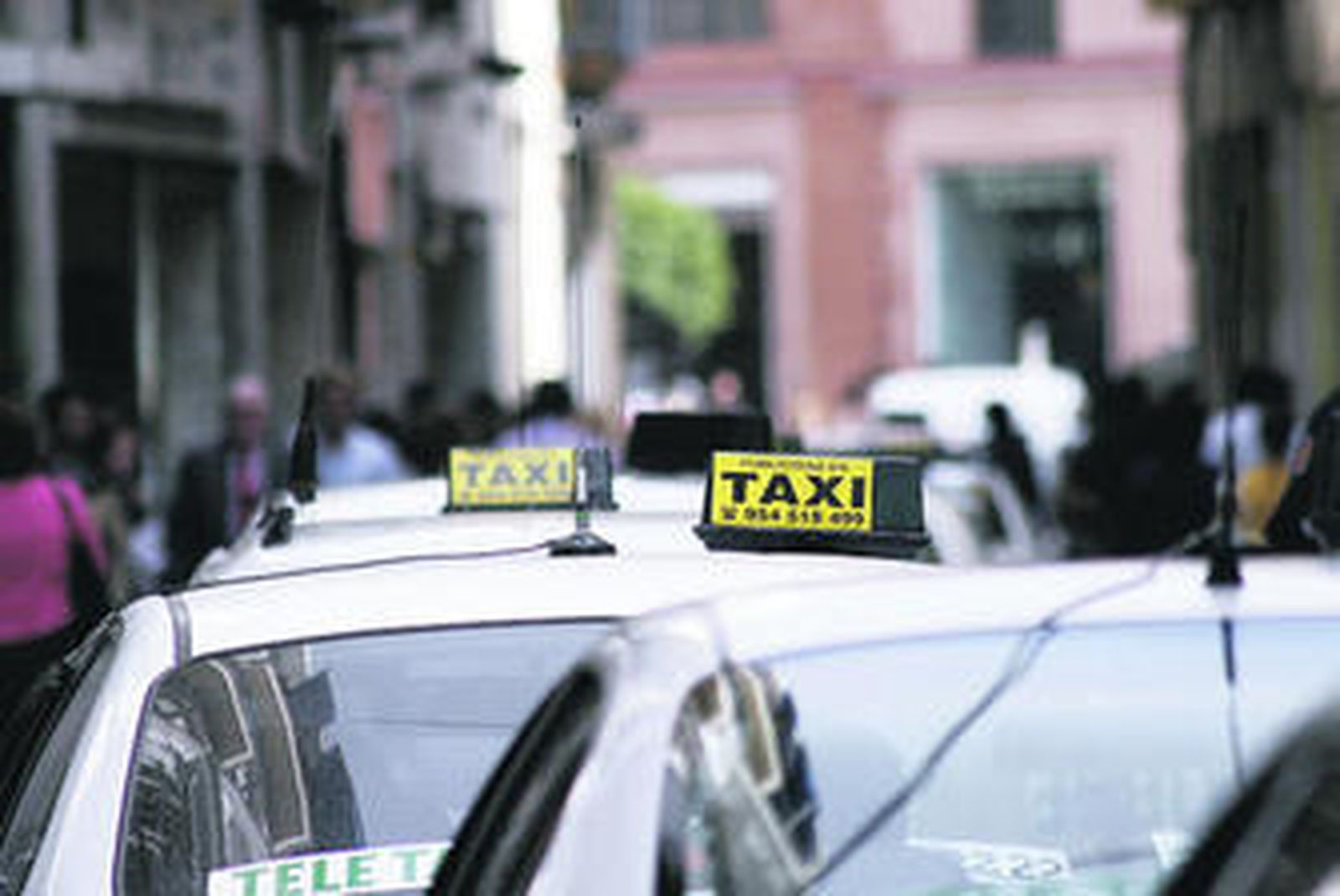 Una hilera de taxis durante una protesta por la falta de seguridad en el sector celebrada en Sevilla.