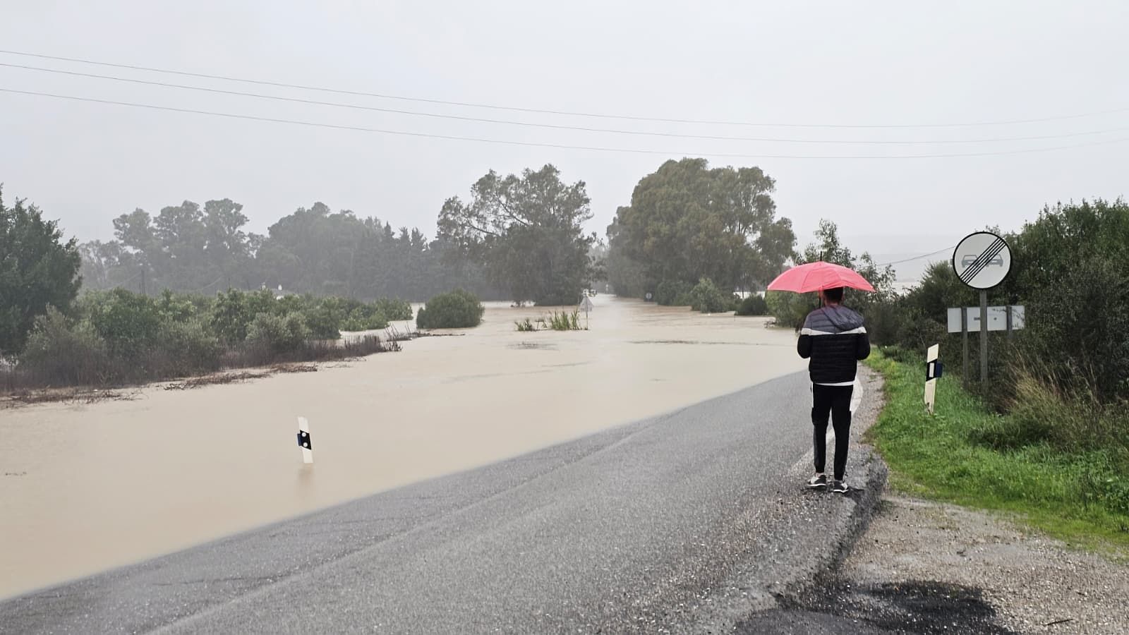 La A-405 anegada en Jimena, este domingo.