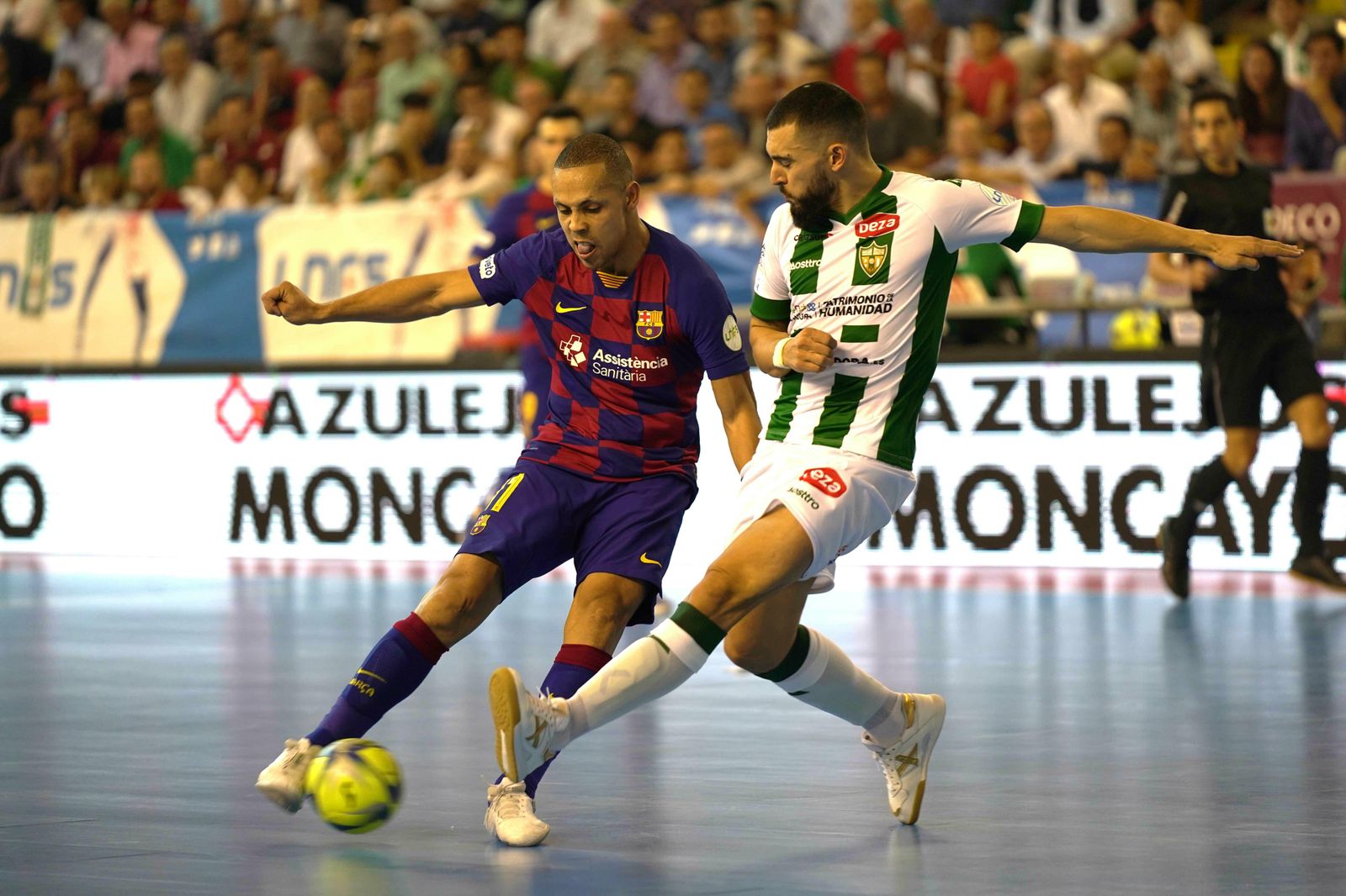 Ferrao dispara pero se encuentra con la presión de Giasson.