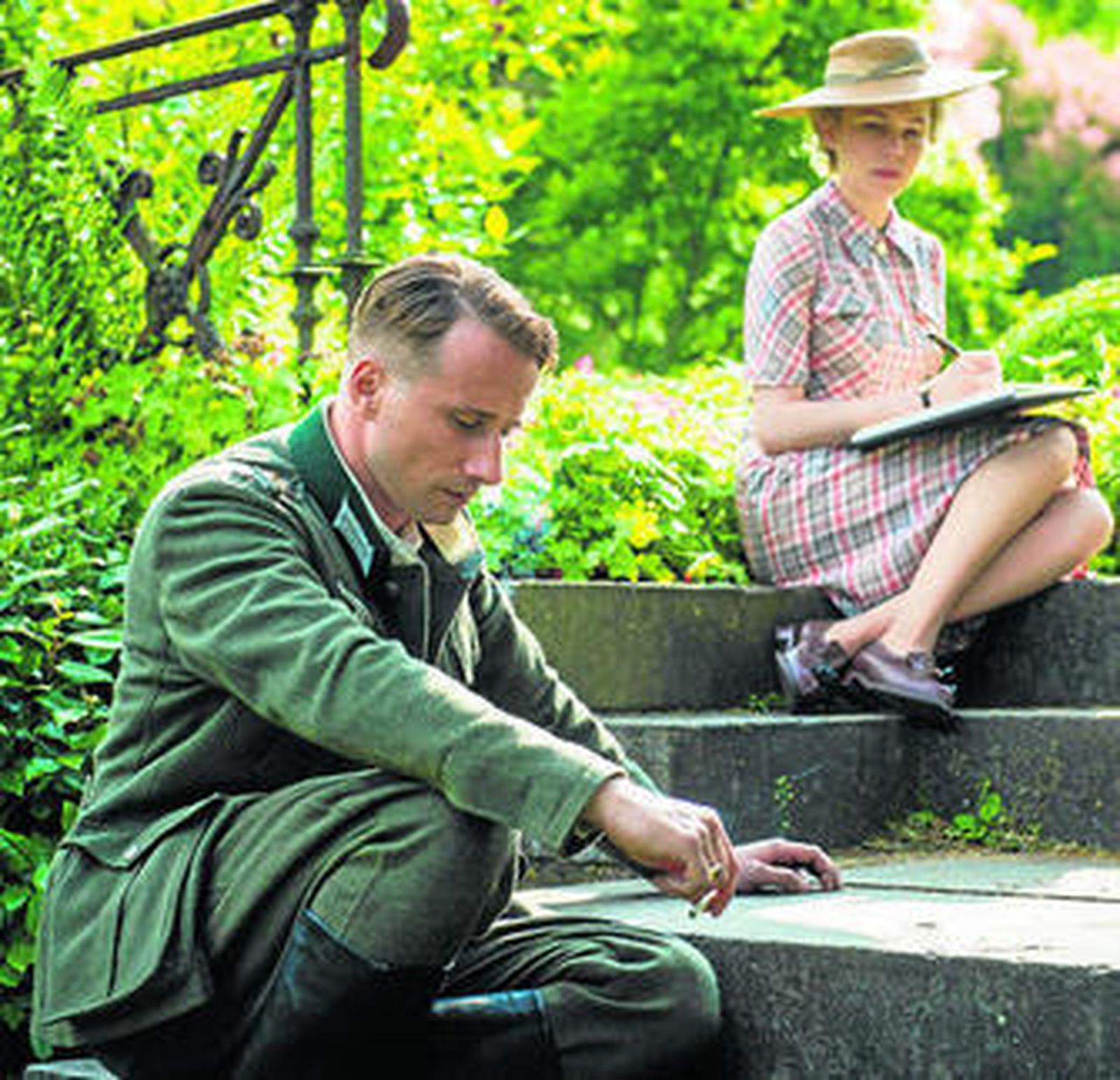 Matthias Schoenaerts y Michelle Williams, en una escena de esta fallida adaptación de 'Suite francesa'.