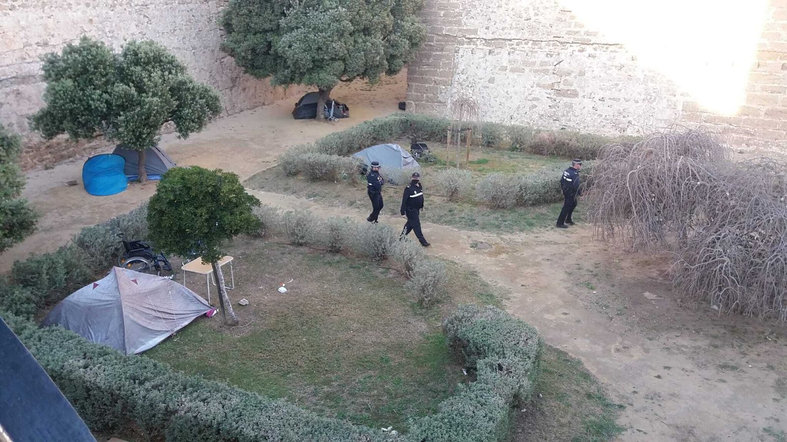 Sale ardiendo una caseta en el foso de Puerta Tierra