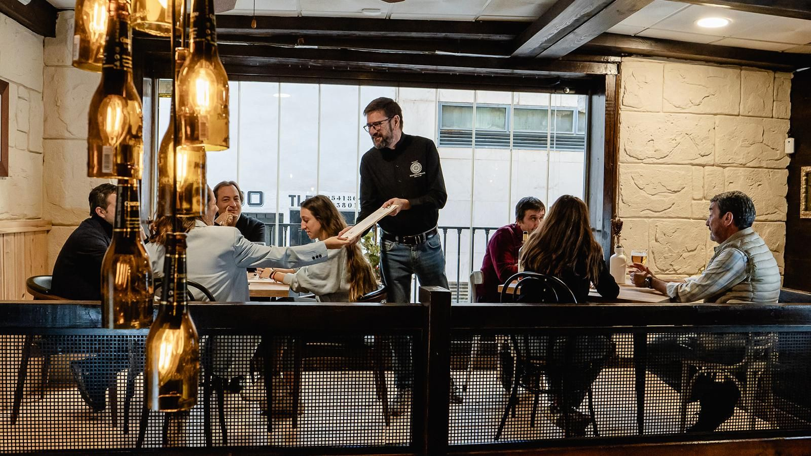 Bomborombillos, durante uno de sus servicios, convertido en punto de encuentro para la conversación, la gastronomía y la cultura en el centro de Jaén.
