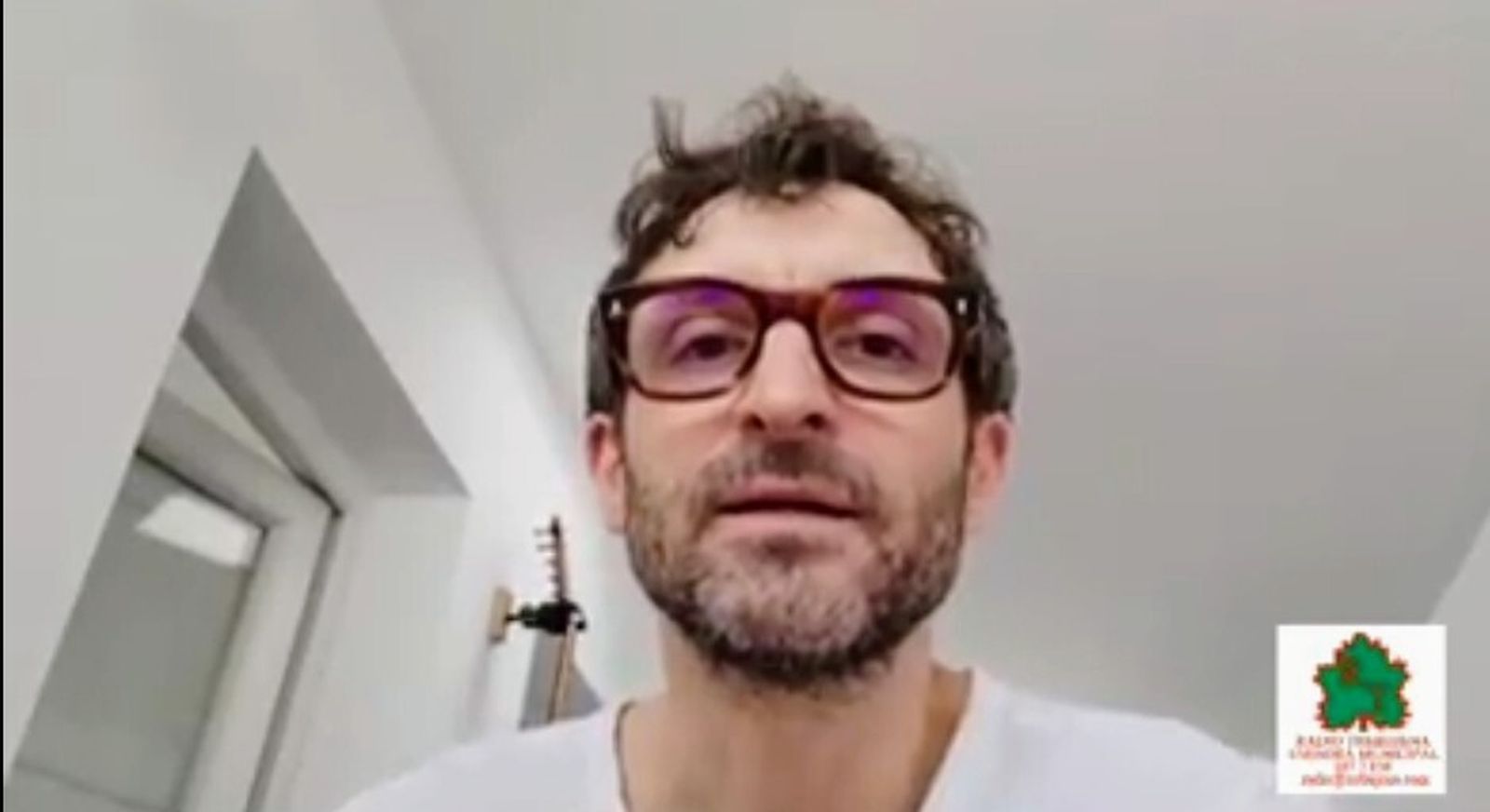 El actor trebujenero Julián Villagrán, en su mensaje difundido por la radio municipal de Trebujena.