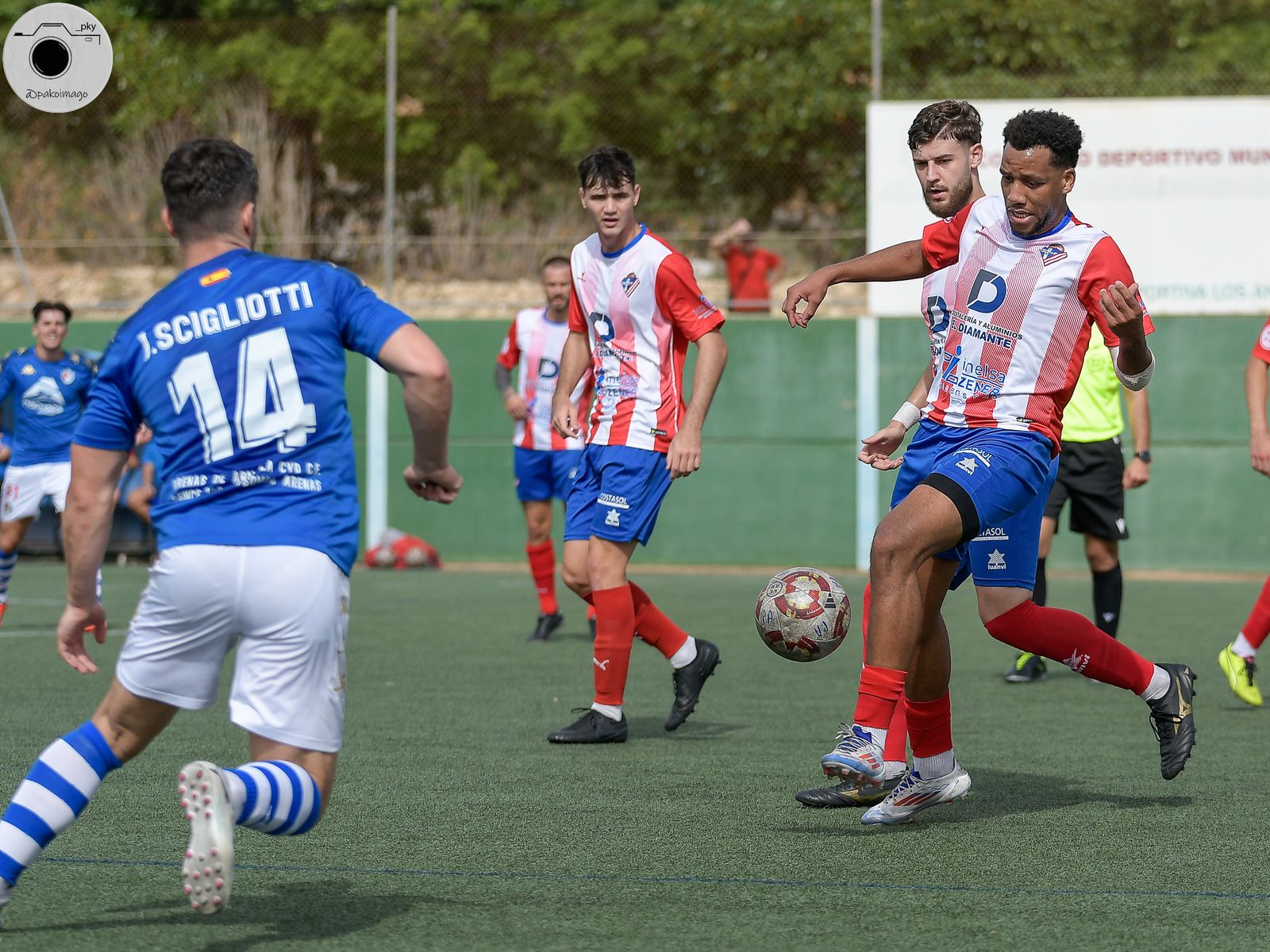 El rojiblanco Othman se dispone a controlar un balón durante el encuentro de la pasada jornada frente al Arenas de Armilla.