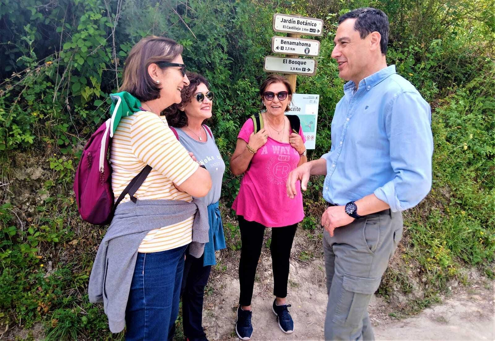 Juanma Moreno en el sendero del río Majaceite